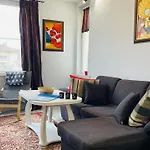 Cozy Spot By The Lions\' Bridge